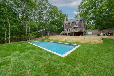 Image de East Hampton maison de bardeaux traditionnelle avec des équipements modernes à proximité-à la ville et à la plage
