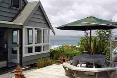 Image de Kawhia par la mer, surplombant Kawhia Harbour