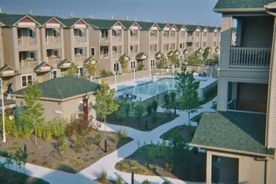 Image de . . Wildwood Square Townhouse, avec une grande piscine, 8 couchages