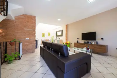 Image de Duplex idéal avec wifi et terrasse, (maison heureuse)
