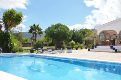 Villa privée paisible avec grande piscine et belle vue sur la montagne.