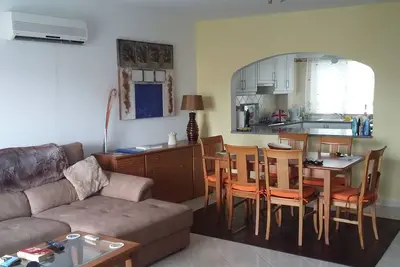 Image de 2 Bedroom stylish apartment with air conditioning, beach front complex with pool