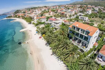 Image de Hébergement incroyable Palms le long de la plage et de la mer avec vue imprenable sur Split