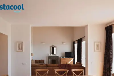 Isolé villa de luxe avec piscine privée surplombant la vallée