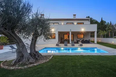 Image de Villa Lali - Une propriété moderne nouvellement construite nichée dans la région de Mal Pas