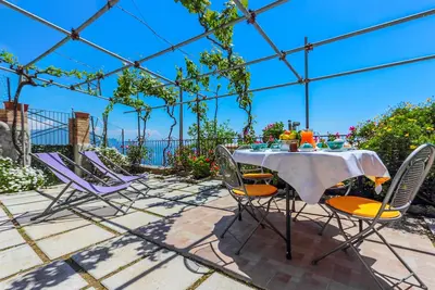 Image de Appartement dans villa avec vues Ă couper le souffle. . .
