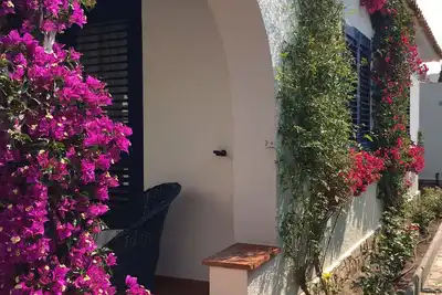Image de Villa paisible avec piscine entourée d'un beau jardin