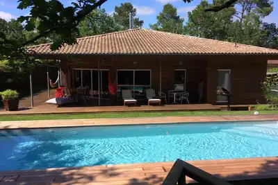 Image de Spacieuse contemporaine bois 220 m2, piscine 12x4, chauffée + espace détente