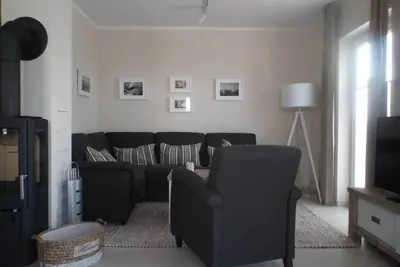 Image de Reetkoje - maison au toit de chaume avec cheminée, sauna, WiFi - entre Bodden et la mer Baltique