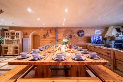 Image de Chalet de 350m²  Parc de la Vanoise, Wifi, Bbq, Bar, Jacuzzi, Sauna, Billard, . .