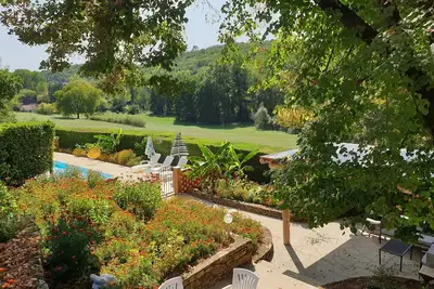 Image de Maison de caractère avec piscine et jardin, tout privé dans un cadre de verdure