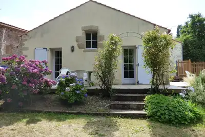Image de Le charme de la pierre et de la verdure. Logement de 4 à 8 p à la campagne.