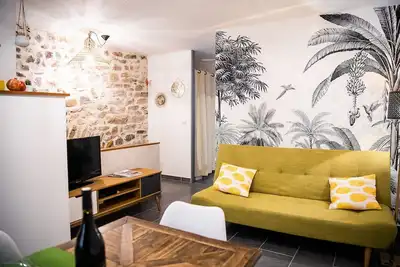 Image de Superbe appartement (3pers) climatisé, calme, emplacement idéal en centre ville