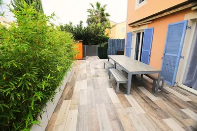 Image de Beautifully renovated house 200m from the beach and port, sleeps 6 to 8 with air conditioning!