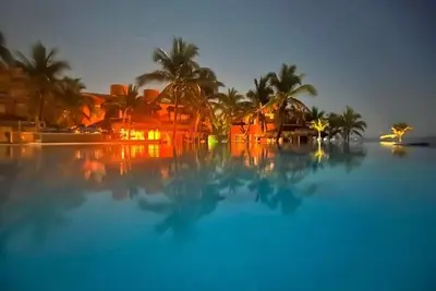 Villa de luxe en bord de mer, vue imprenable sur l'océan, couchers de soleil et piscine à débordement