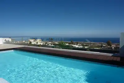 Image de un hébergement moderne, une grande piscine, vue sur la mer, la télévision par satellite