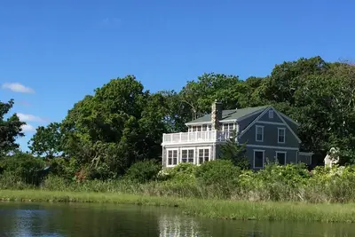 Image de Waterfront Home à Oak Bluffs - Marchez jusqu'à la ville et la plage