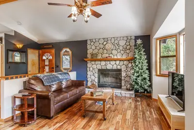 Image de Attristant Hillside Haven avec Lake Arrowhead Beach Passes