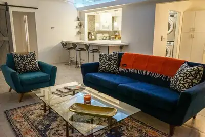 Image de Nouveau! Cv Crash Pad A: 2 lits king-size confortables, Wifi, cuisine complète et laveuse / sécheuse!