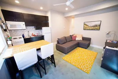 Image de Nouvelle suite privée moderne, terrasse ensoleillée à Salida. Lisc location courte durée. # 0575
