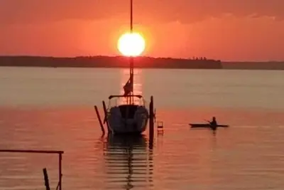 Image de Belle propriété au bord de l'eau à Sylvan Lake avec un accès à la plage dégagé.