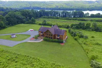 Image de Log spacieux 8bd \/ 7ba Log Home sur le lac Beltzville dans le sud des Poconos - No Prom