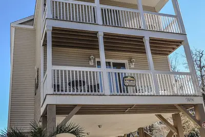 Image de Nouvellement décoré, nouvelle peinture intérieure! ! À quelques pas de la plage! 4Bdrm / 3. 5 salles de bain