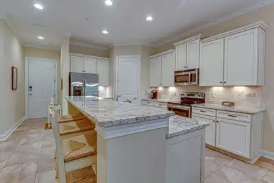 Image de Villa de luxe au premier étage Summerwoods 2 Br / 2ba W / accès à la plage dédiée