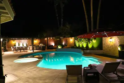 Image de Maison moderne de luxe avec piscine, spa et foyer