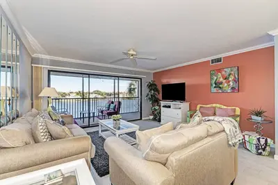 Image de Asseyez-vous et regardez le défilé des bateaux de votre condo luxueux!