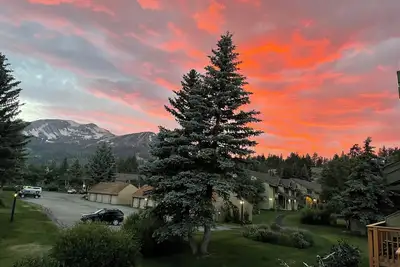 Image de Belle 2 plus Loft Snowcreek Ii Condo Bright End Unit avec vues panoramiques!