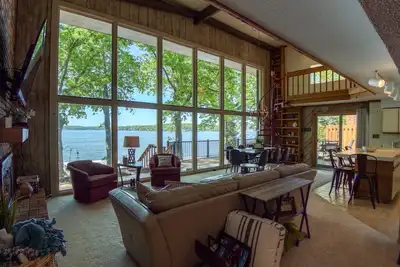 Image de Superbe vue sur la chaîne principale! Lakefront 4br / 3ba avec quai, puits de feu et fibre optique