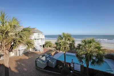 Image de Oceanfront Th avec piscine, à quelques pas de la plage