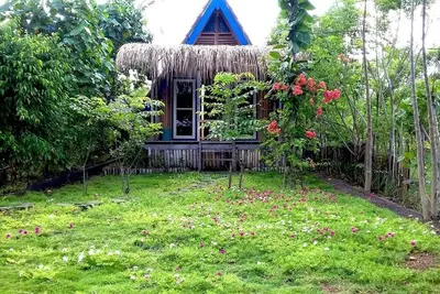 Image de Le seul bungalow en bord de mer près du port