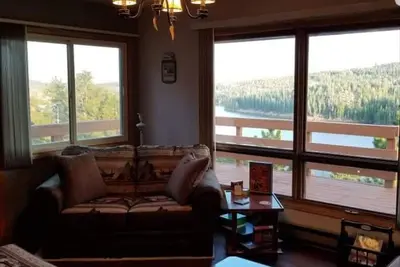 Image de Une maison loin de chez eux avec vue sur le lac.