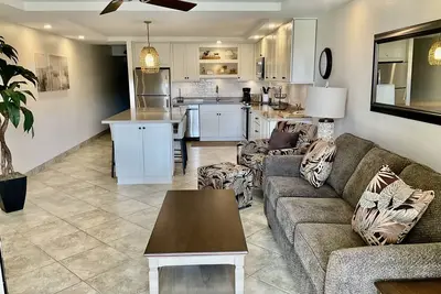 Image de Nouvelle Liste - Bâtiment 3-206 Grande véranda avec vue sur la piscine, le jardin et les couchers de soleil!