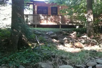 Image de Petite cabane calme, romantique et à prix raisonnable, à côté d'un grand ruisseau à truites