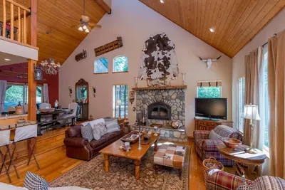 Image de Shaver Lake Cabin de luxe avec jacuzzi relaxant