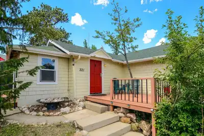 Image de Cottage confortable - Emplacement en centre-ville avec vue / parking!