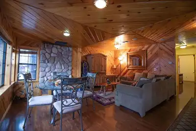 Image de Rafraîchissez-vous dans les pins pour une escapade estivale amusante