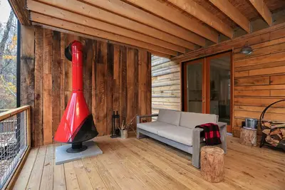 Image de Nouvelle cabine moderne! Jacuzzi, foyer, ruisseau, randonnées, centre-ville d'Uber court.