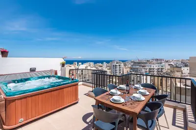 Image de Penthouse unique avec bain Ă remous (Spa \/ Jacuzzi) Ă Bugibba, 1 chambre