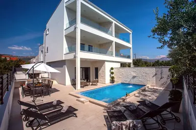 Villa Filip piscine chauffée, sauna, 5 chambres en suite, à 30m de la mer, offre spéciale!