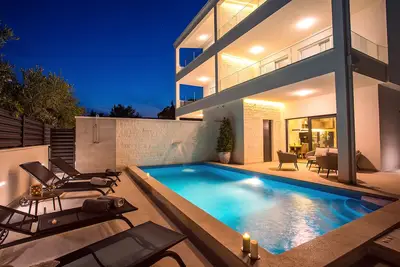 Nouveau! ! Villa Petra piscine privée chauffée, sauna, 5 chambres en suite, à 50m de la mer