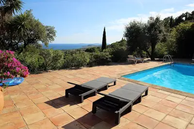Image de Villa, 12km de St Tropez, piscine dans nid de verdure, très belle vue sur mer