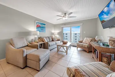 Image de Condo chic au dernier étage avec vue sur l'océan! Récemment rénové