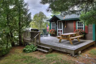 Image de Calme et serein, niché sur 1, 5 hectares parmi six autres chalets sur une colline à Greenvale Cove
