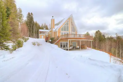 Image de Année maison de bois rond avec vue sur la montagne et le lac.