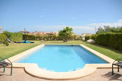 Image de Frontline 2 Bed Apartment with 50sqm private terrace and Pool by the dunes