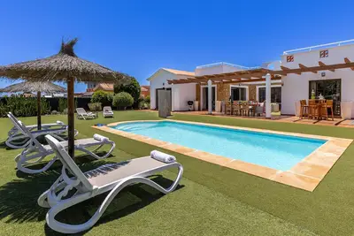 Image de Villa substantielle avec piscine privée et jardins de golf
